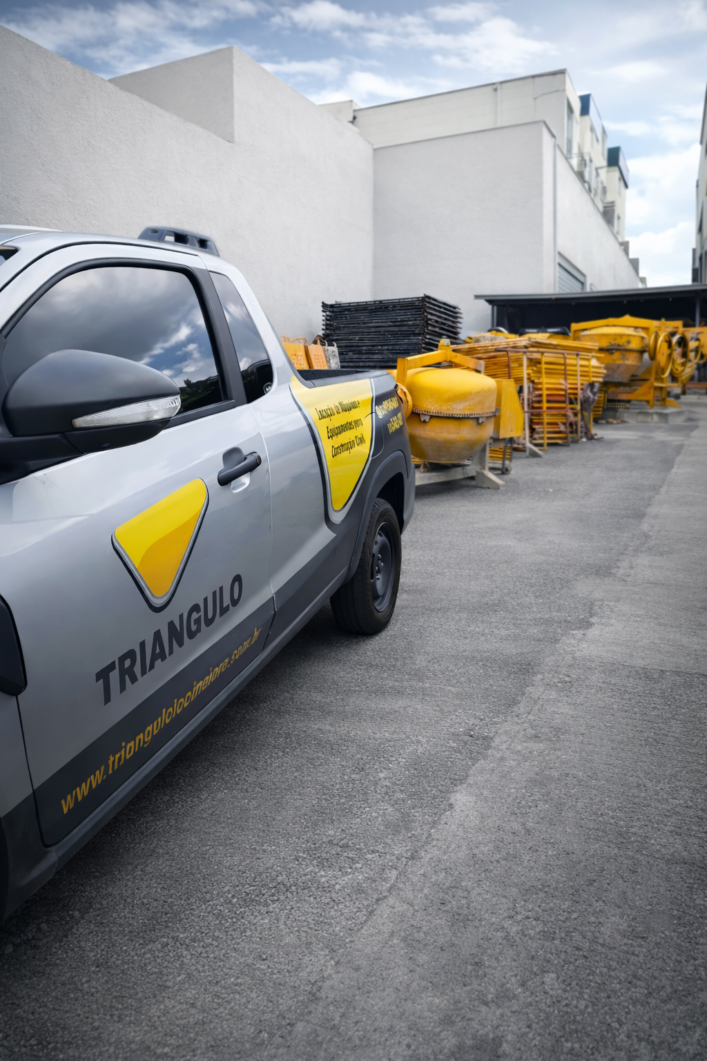 Equipe Triângulo Locadora em obra